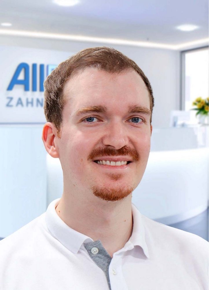 Portrait Zahnarzt Moritz Pöppel (AllDent München Hauptbahnhof)